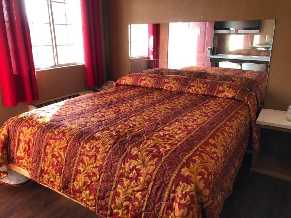 Flight Motel : photo 1 de la chambre chambre lit king-size avec baignoire spa