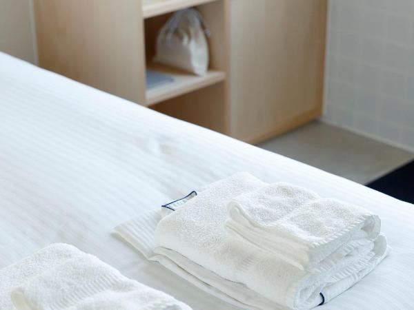 The Share Hotels Lyuro Tokyo Kiyosumi : photo 8 de la chambre chambre lit queen-size avec salle de bains commune - vue sur rivière