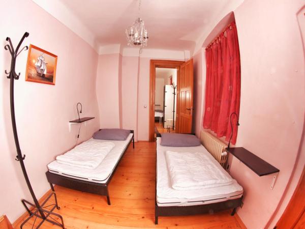 Hostel HOMEr - Old Town Square : photo 3 de la chambre chambre simple avec salle de bains commune