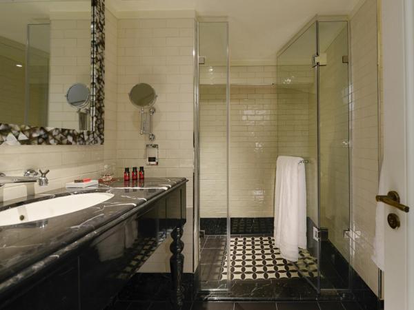 The LaLit London : photo 6 de la chambre hébergement salle de classe confortable