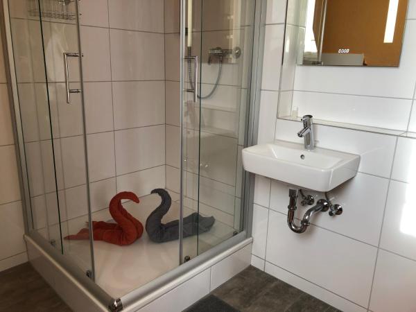 Messezimmer 4u : photo 1 de la chambre chambre triple avec 2 chambres