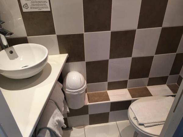 Hotel Anne De Bretagne BLOIS : photo 3 de la chambre chambre quadruple classique - 2 lits doubles - 18 m²