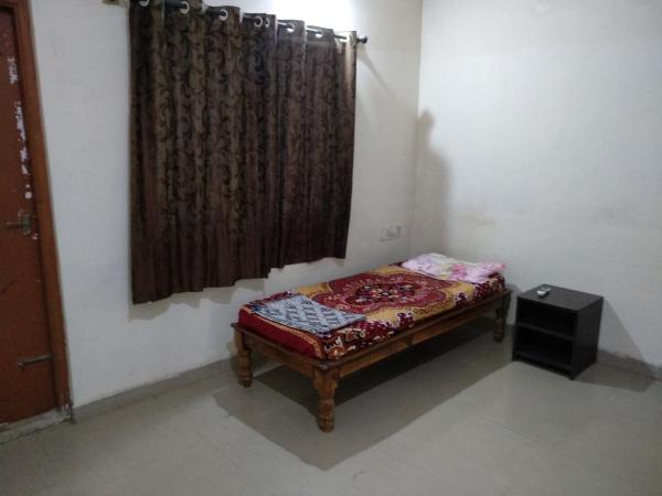 Professionals Pride PG : photo 1 de la chambre chambre simple avec salle de bains privative