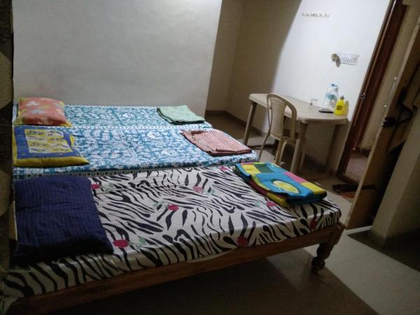 Professionals Pride PG : photo 1 de la chambre chambre triple Économique avec salle de bains commune