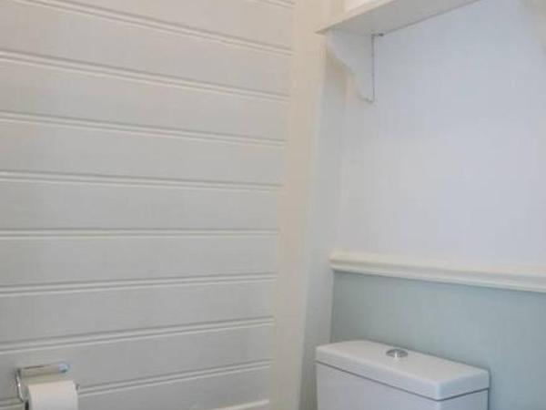 B&B Valkenbos : photo 10 de la chambre chambre lit queen-size avec salle de bains commune