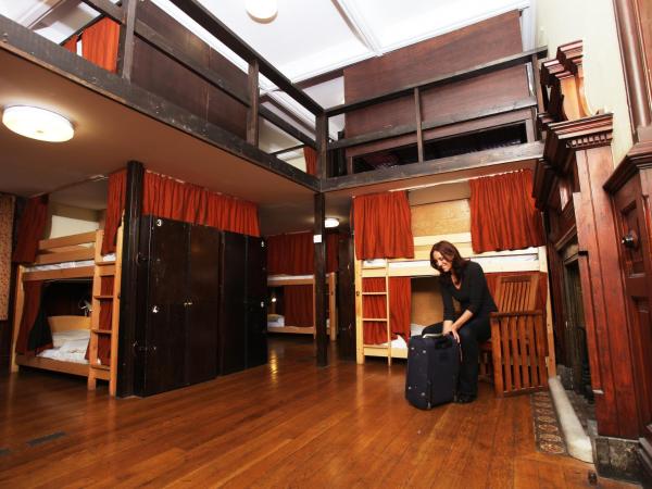Palmers Lodge Swiss Cottage : photo 1 de la chambre lit dans dortoir mixte de 18 lits
