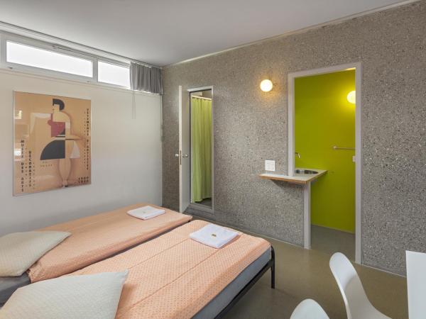Lausanne Youth Hostel Jeunotel : photo 4 de la chambre chambre simple avec douche 