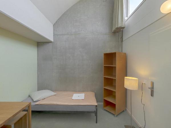 Lausanne Youth Hostel Jeunotel : photo 7 de la chambre chambre simple avec salle de bains commune