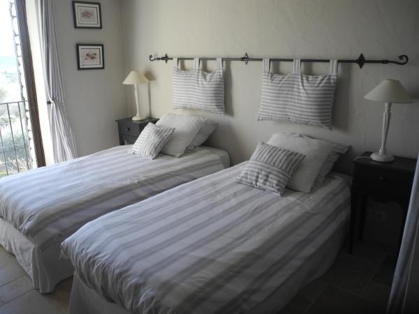 OUSTAU DE PIERA : photo 1 de la chambre chambre double ou lits jumeaux deluxe - vue sur montagne