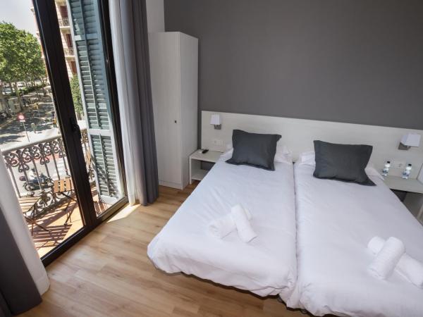 Hostalin Barcelona Gran Via : photo 5 de la chambre chambre double ou lits jumeaux avec balcon