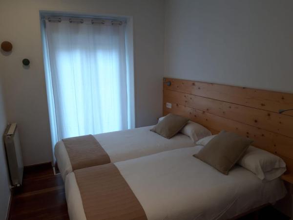 Pensión Urkia : photo 9 de la chambre chambre double ou lits jumeaux avec balcon