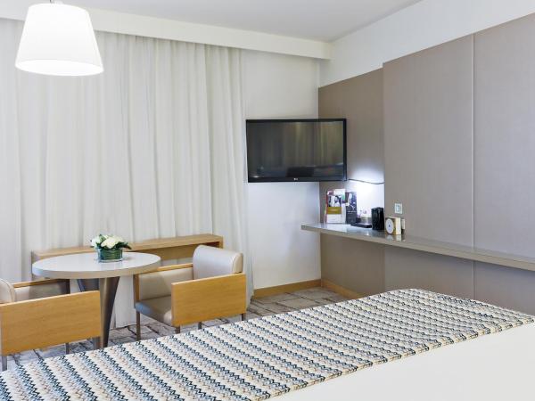 Mercure Paris Vaugirard Porte De Versailles : photo 3 de la chambre suite lit king-size avec canapé-lit