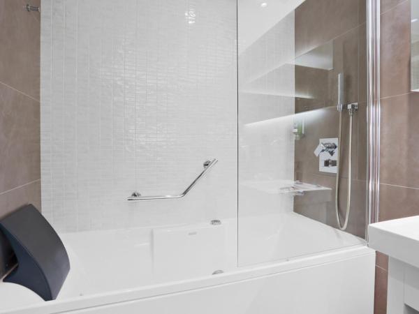 Mercure Paris Vaugirard Porte De Versailles : photo 7 de la chambre suite lit king-size avec canapé-lit