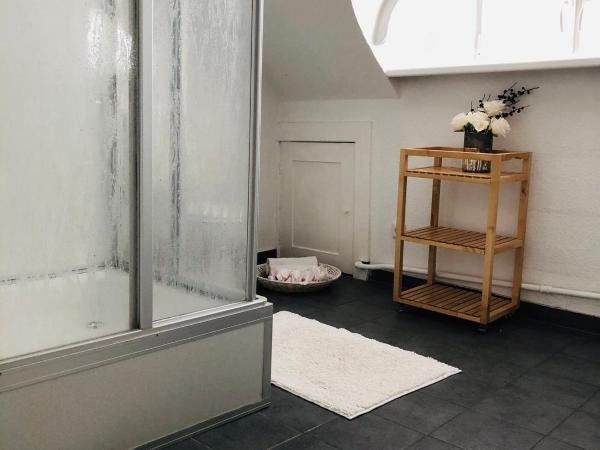 Ela Apartments Berlin : photo 6 de la chambre chambre quadruple avec salle de bains commune