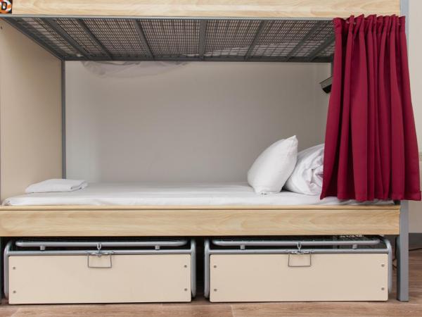 St Christopher's Inn Paris - Gare du Nord : photo 2 de la chambre chambre lits jumeaux avec lits superposés et salle de bains privative