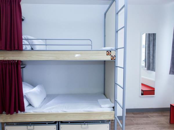 St Christopher's Inn Paris - Gare du Nord : photo 3 de la chambre chambre lits jumeaux avec lits superposés et salle de bains privative