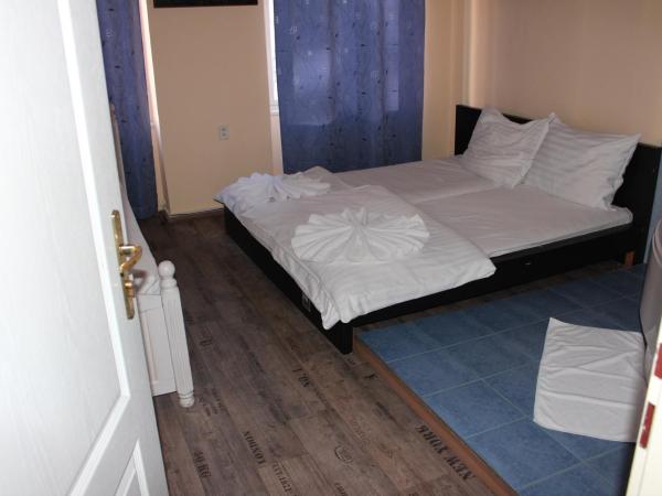 Hotel Praha Club bed & breakfast : photo 5 de la chambre chambre double ou lits jumeaux avec douche