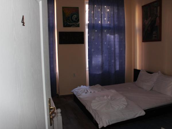 Hotel Praha Club bed & breakfast : photo 6 de la chambre chambre double ou lits jumeaux avec douche