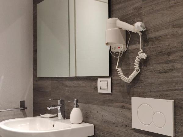 B&B Valverde : photo 8 de la chambre chambre double ou lits jumeaux avec salle de bains privative