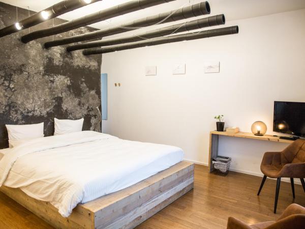 BNB Nest : photo 5 de la chambre chambre lit queen-size avec baignoire spa