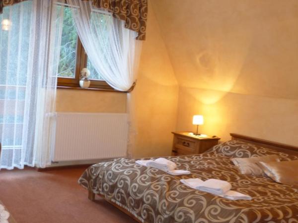 Hotel Dwór Karolówka : photo 1 de la chambre chambre double avec balcon