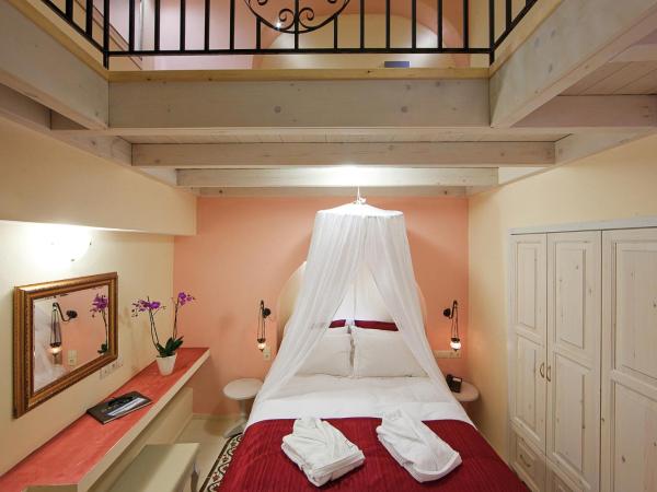 In Camera Art Boutique Hotel : photo 5 de la chambre suite principlae avec jacuzzi extérieur (formes de lumière)