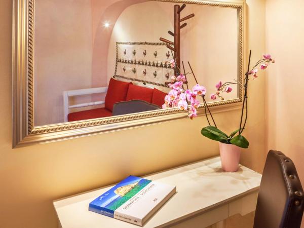 In Camera Art Boutique Hotel : photo 9 de la chambre suite principlae avec jacuzzi extérieur (formes de lumière)