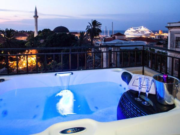 In Camera Art Boutique Hotel : photo 2 de la chambre suite principlae avec jacuzzi extérieur (formes de lumière)