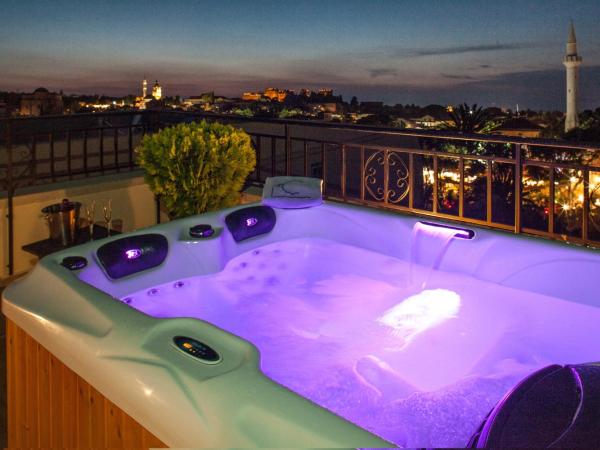 In Camera Art Boutique Hotel : photo 3 de la chambre suite principlae avec jacuzzi extérieur (formes de lumière)