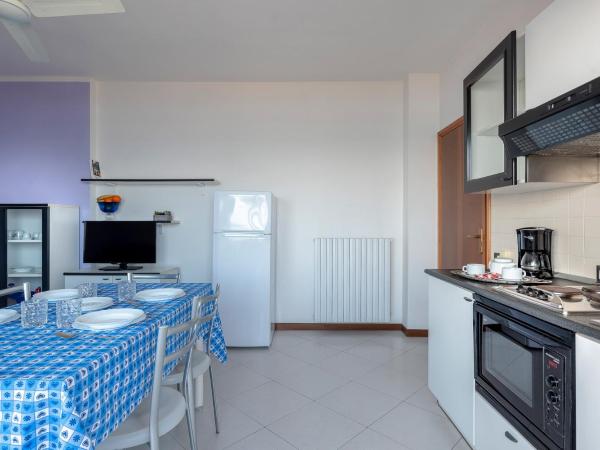 Residence Belvedere Vista - SeaFront : photo 4 de la chambre appartement 1 chambre - vue latérale sur mer