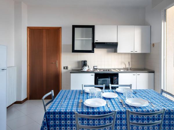 Residence Belvedere Vista - SeaFront : photo 3 de la chambre appartement 1 chambre - vue latérale sur mer