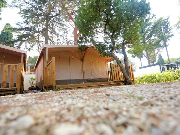 Boutique Camping Materada Beach : photo 7 de la chambre tente avec terrasse