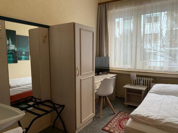 Hotel Berg : photo 3 de la chambre chambre simple avec salle de bains commune