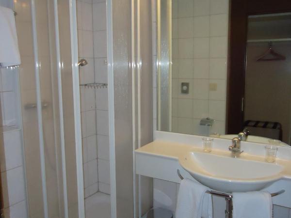 Hotel Quellenhof Leukerbad : photo 3 de la chambre chambre triple