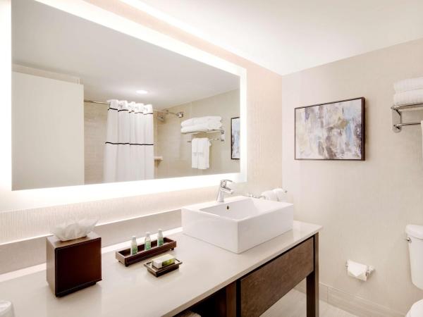 The Florida Hotel & Conference Center in the Florida Mall : photo 1 de la chambre chambre avec 2 lits queen-size et baignoire accessible aux personnes à mobilité réduite - vue sur ville