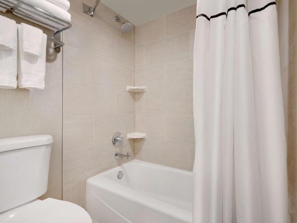 The Florida Hotel & Conference Center in the Florida Mall : photo 2 de la chambre chambre avec 2 lits queen-size et baignoire accessible aux personnes à mobilité réduite - vue sur ville