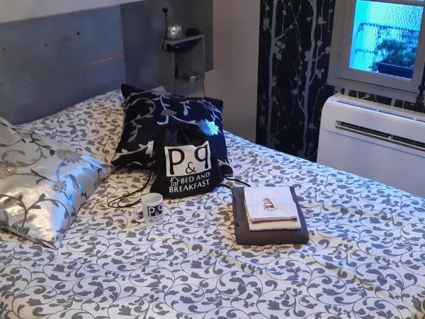 Patrick&Pierre Bed and Breakfast Nîmes : photo 2 de la chambre chambre double avec salle de bains privative séparée