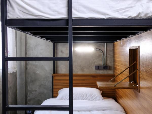 Baan Lung Poshtel : photo 2 de la chambre lit superposé dans dortoir pour femmes 
