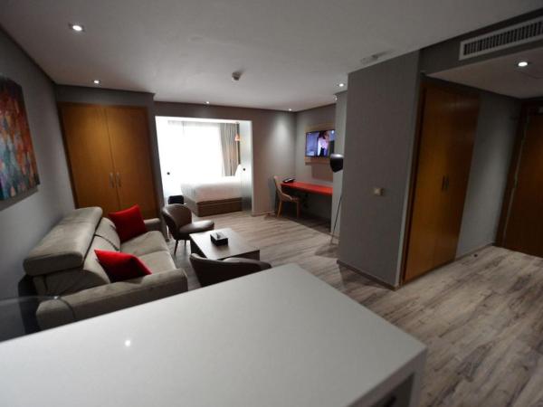 Le 22 Appart'Hotel : photo 7 de la chambre appartement senior avec balcon