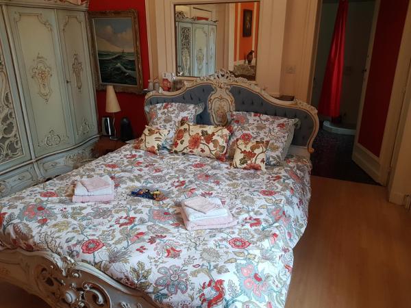 Château Moulinsart Hotel-Resto-Long Term Parking, shuttle airport, snooker, large terrasse : photo 6 de la chambre suite - vue sur jardin