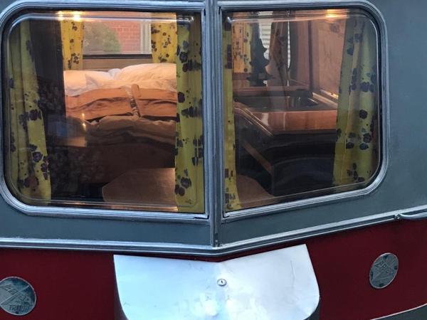 HafenTraum IndoorCampingHostel : photo 6 de la chambre chambre double avec salle de bains commune