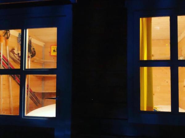 HafenTraum IndoorCampingHostel : photo 4 de la chambre chambre double avec salle de bains commune