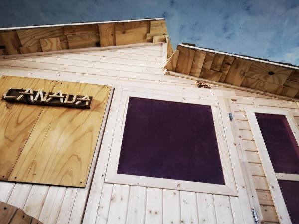 HafenTraum IndoorCampingHostel : photo 5 de la chambre chambre quadruple avec salle de bains commune