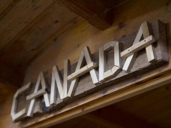 HafenTraum IndoorCampingHostel : photo 6 de la chambre chambre quadruple avec salle de bains commune