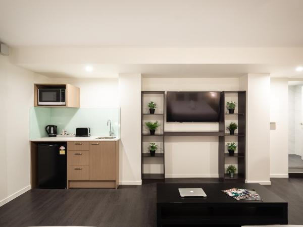 Ascot Budget Inn & Residences : photo 5 de la chambre chambre familiale avec salle de bains privative