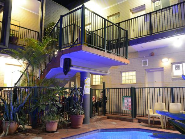 Newtown Backpackers : photo 10 de la chambre chambre double avec salle de bains commune