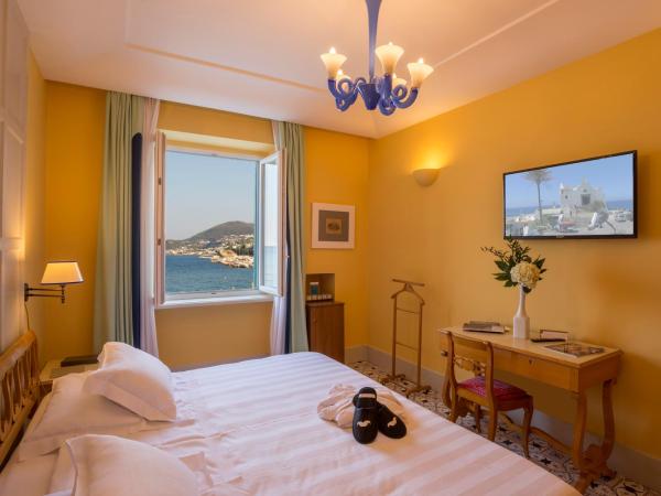 Regina Isabella-Resort Spa Restaurant : photo 2 de la chambre chambre double ou lits jumeaux - vue sur mer