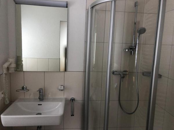 Garni-Appartement Collina : photo 4 de la chambre chambre triple confort avec douche