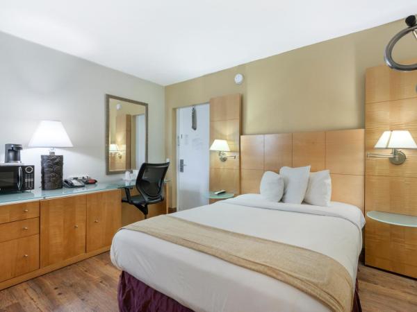 Ocean Reef Hotel : photo 1 de la chambre hébergement avec un lit queen-size