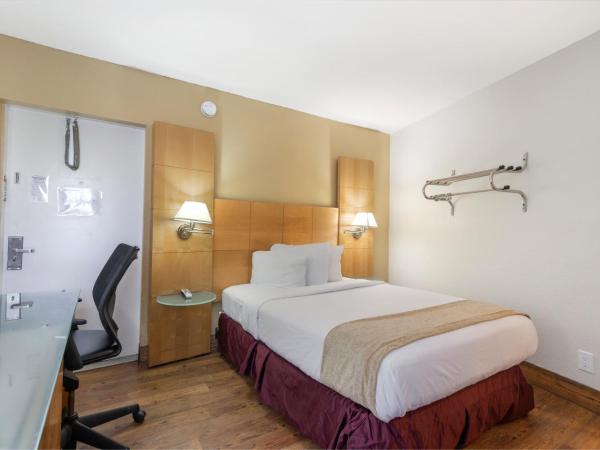 Ocean Reef Hotel : photo 3 de la chambre hébergement avec un lit queen-size